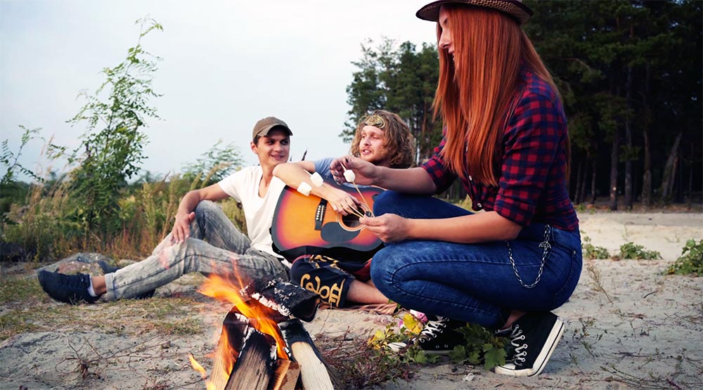 Lagerfeuer mit Freunden